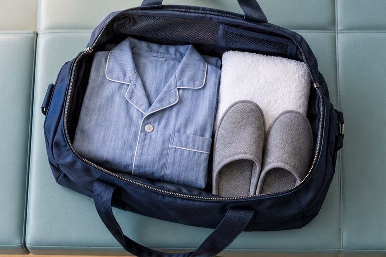 Overnight bag with front-opening clothing for a surgical stay