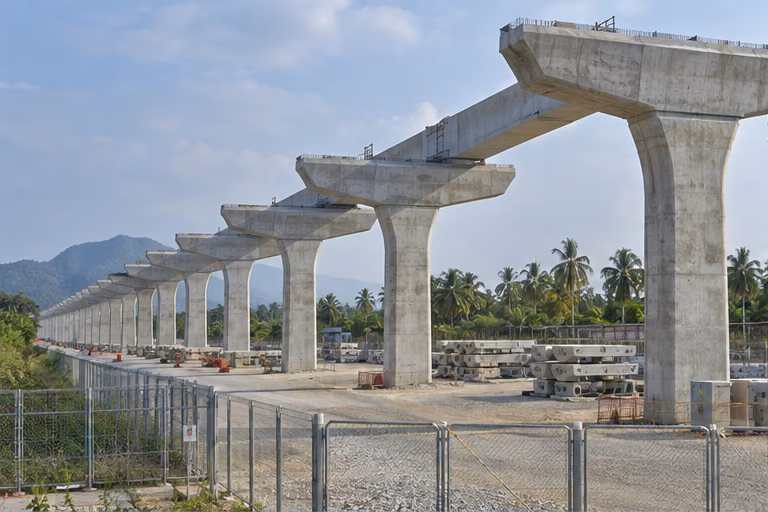 เสาคอนกรีตทางรถไฟยกระดับระหว่างก่อสร้าง