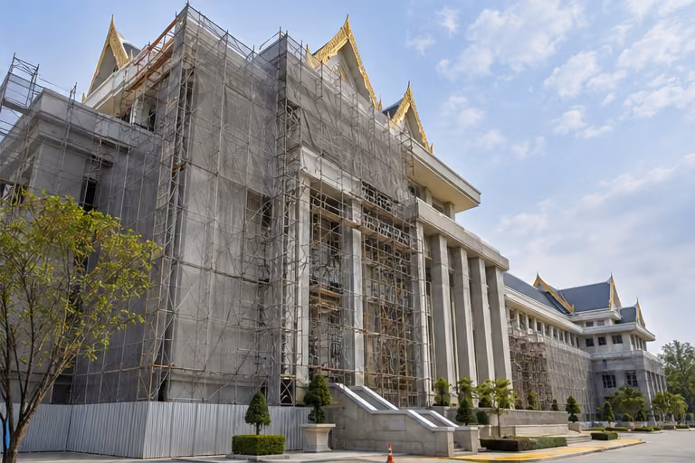 นั่งร้านรอบอาคารสาธารณะระหว่างก่อสร้าง